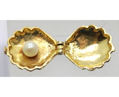 9ct gold engraved oyster charm which opens with pearl inside. P&amp;P Group 1 (£14+VAT for the first lot and £1+VAT for subse