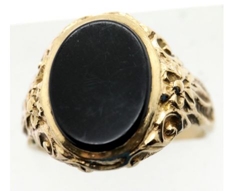 9ct yellow gold gents signet ring set with black stone, size R, 5.1g. P&amp;P Group 1 (£14+VAT for the first lot and £1+VAT f