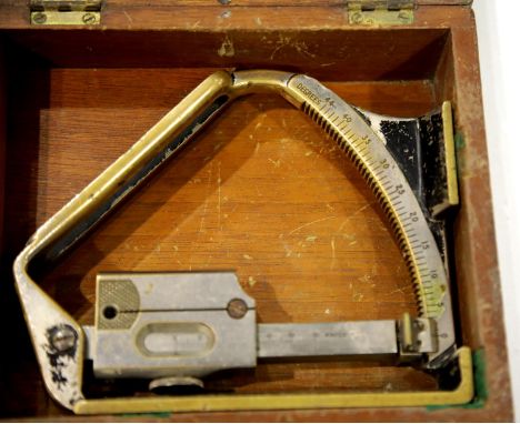 Vintage Clinometer field mark VI no 42904 by ER Watts &amp; Sons London 1941 in case. P&amp;P Group 2 (£18+VAT for the first 