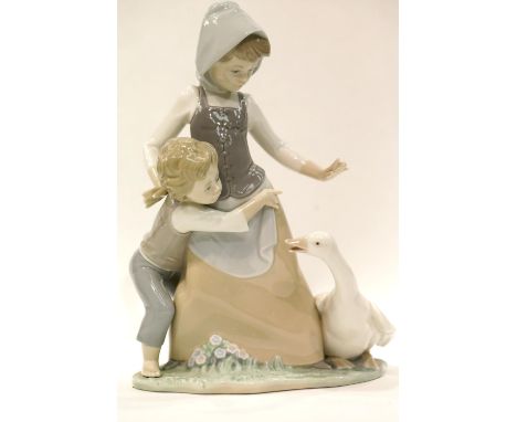 LLadro girl and boy with a goose. No damage. P&amp;P Group 3 (£25+VAT for the first lot and £5+VAT for subsequent lots) 