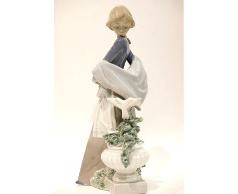 LLadro girl with a basket and doves. No damage. P&amp;P Group 3 (£25+VAT for the first lot and £5+VAT for subsequent lots) 