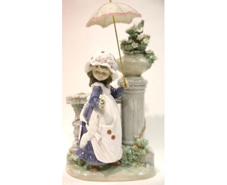 LLadro girl with flowers and a dove. No damage. P&amp;P Group 3 (£25+VAT for the first lot and £5+VAT for subsequent lots) 