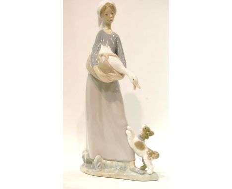 LLadro girl with a goose and a dog, no damage. P&amp;P Group 3 (£25+VAT for the first lot and £5+VAT for subsequent lots)