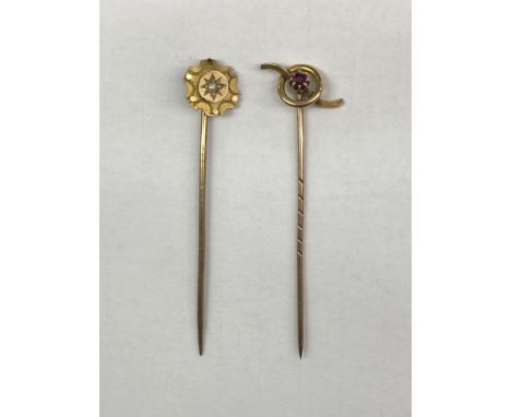 9CT GOLD AND SEED PEARL STICK PIN AND A 9CT ROSE GOLD RUBY CROSS OVER STICK PIN 1.9g APPROX 