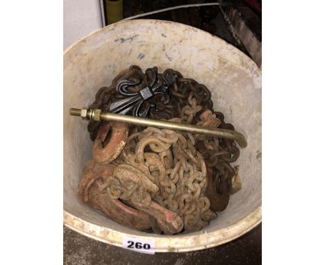 BUCKET OF HEAVY DUTY LIFTING CHAIN AND HOOKS AND A PIPE CUTTER