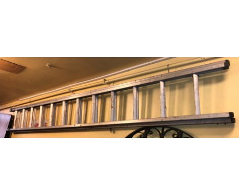 ALUMINIUM EXTENDING LADDER 