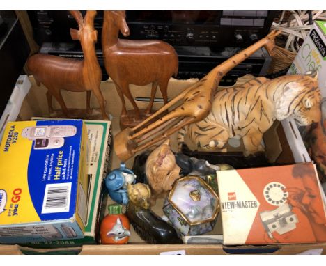 BOX CONTAINING VINTAGE VIEW MASTER, CARVED FIGURES, ETC