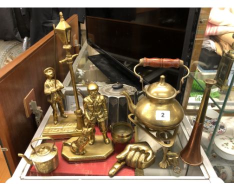 SELECTION OF BRASS INCLUDING A LAMP LIGHTER FIGURE