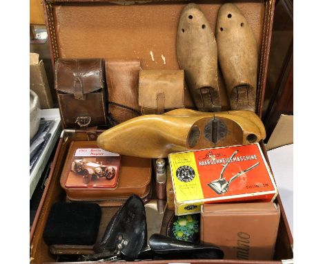 DEMOB CASE CONTAINING GENTS TRAVELLING BRUSHES, VINTAGE SHOE TREES, CHROMIUM TRAVELLING SET, HIP FLASK, ETC