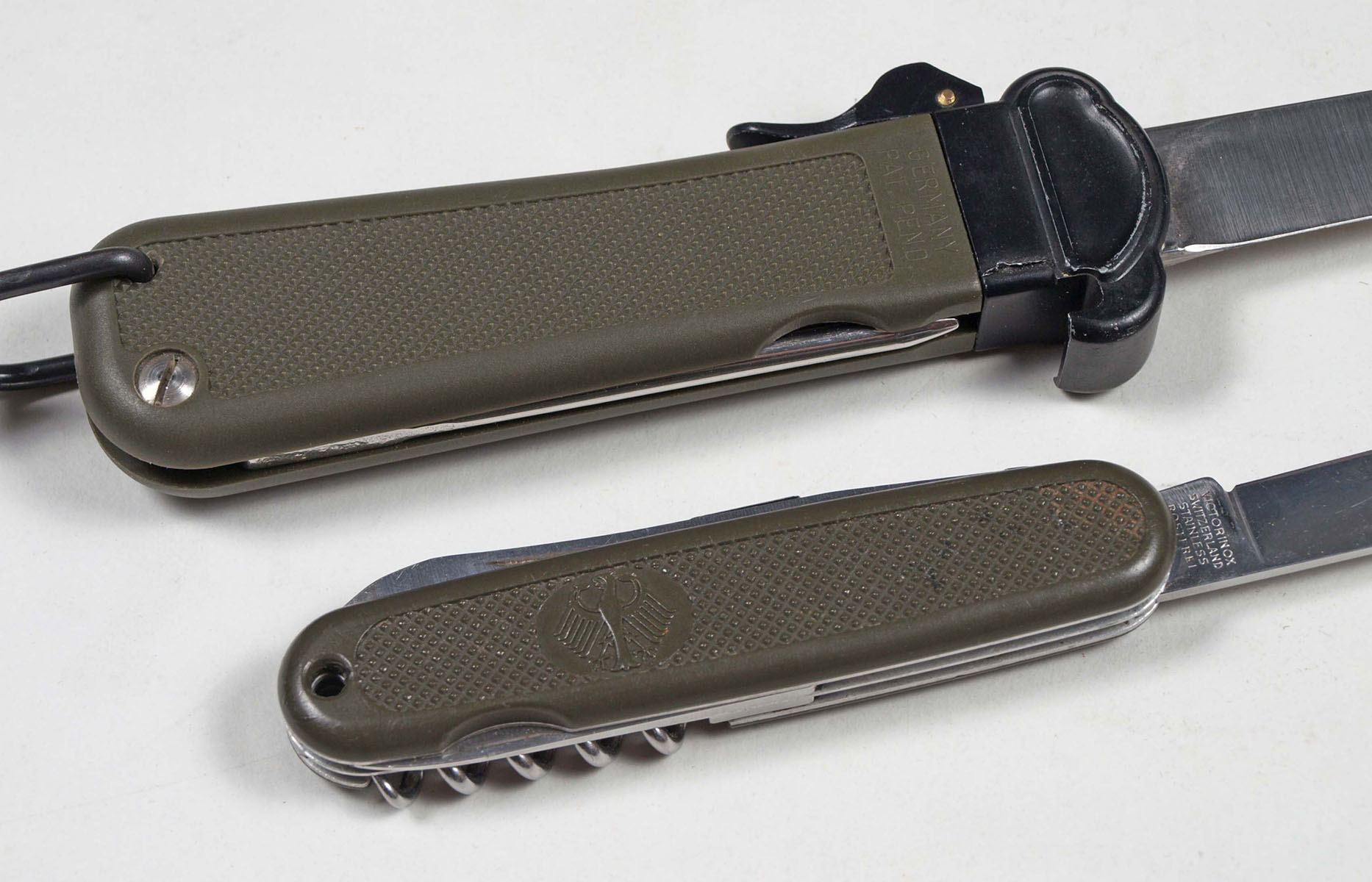 Paar Messer Bundeswehr 1 x Fliegermesser/Falschirmjägermesser, Kunststoffgriff, Fallklinge, 3 1/2