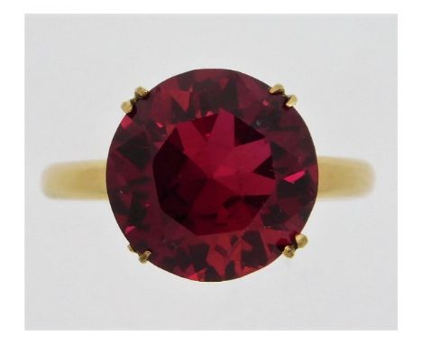 A 14ct gold ring set with ruby coloured paste stone, 3.9g, size 3.9g