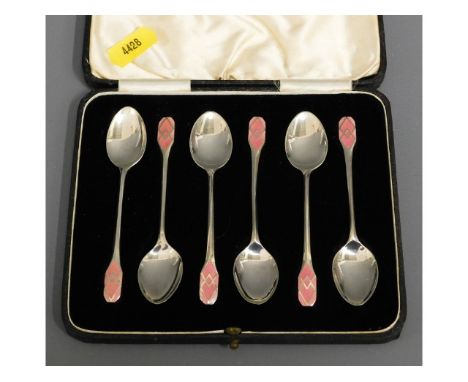 A cased set of art deco 1935, Birmingham silver &amp; pink enamel tea spoons by Charles S. Green, 40.5g 