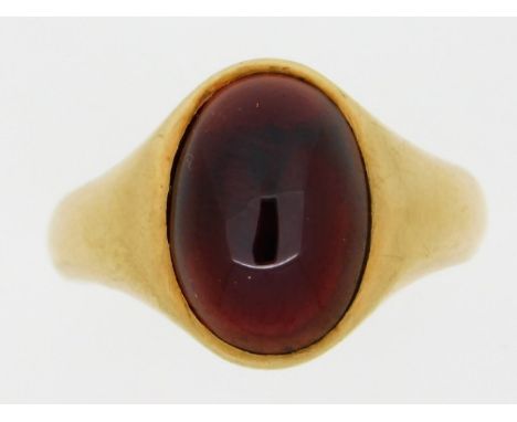 A 9ct gold cabouchon cut garnet ring, 7.8g, size R/S 