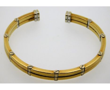 An 18ct two colour gold flexi bangle, internal measurement 61.5mm wide, 26.1g 