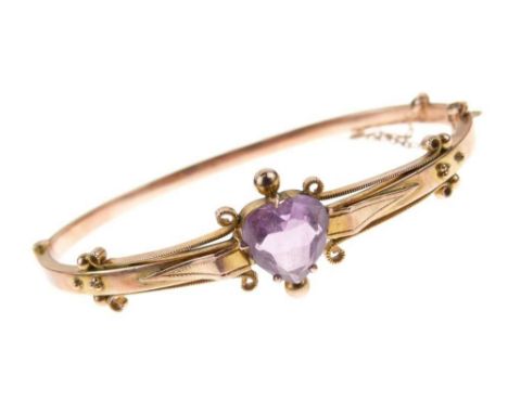 Edwardian 9ct gold hinged bangle, Birmingham 1905, set with a heart shaped amethyst, internal diameter 6.2cm, 6.5g gross appr