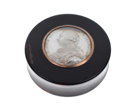 Early 19th Century tortoiseshell snuff box, the circular push-on cover inset with a portrait medallion under convex glazing o