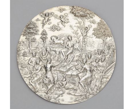 Silber. Rundes Relief mit einer getriebenen und fein ziselierten Darstellung des Apollon mit den musizierenden Musen auf dem 