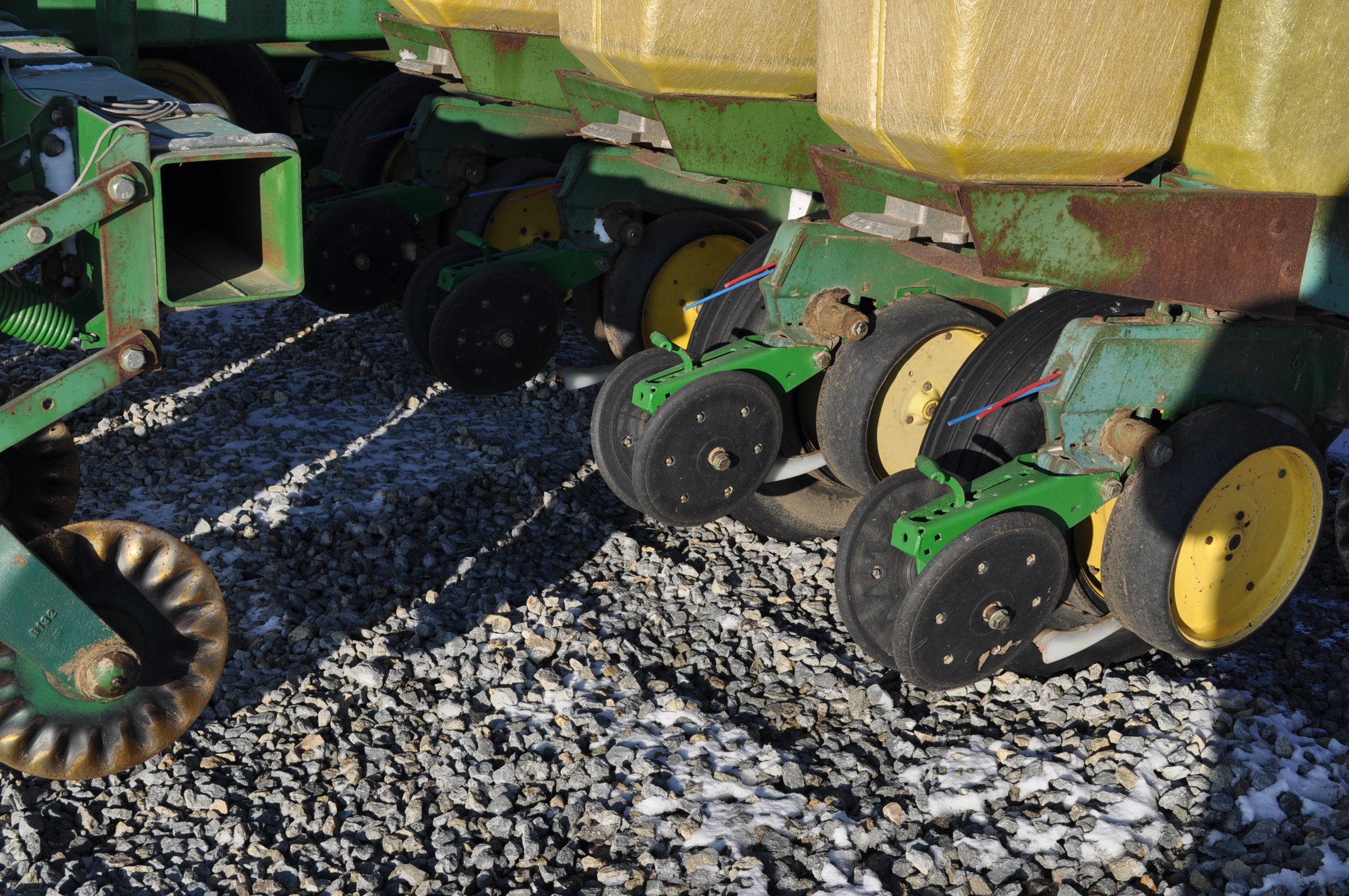 John Deere 7000, 8/15 splitter planter, monitor, liquid fertilizer, notill coulters, markers, fi