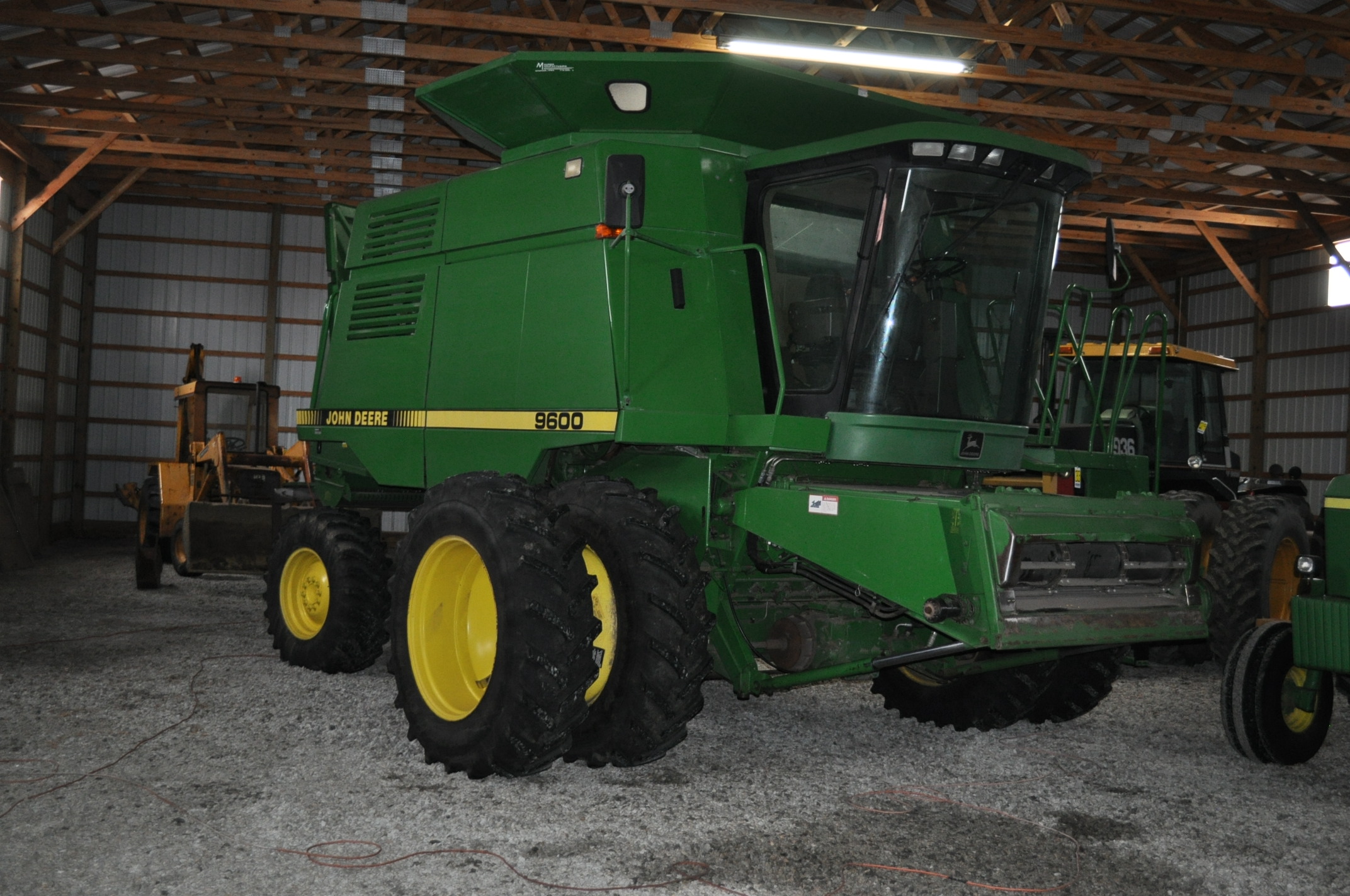 John Deere 9600 combine, 4 WD, 18.4 R38 duals, 16.926 rear tires, Maurer grain extension, 6429 e