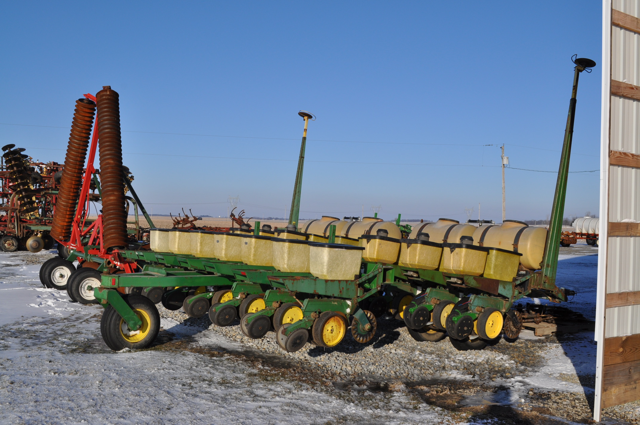 John Deere 7000, 8/15 splitter planter, monitor, liquid fertilizer, notill coulters, markers, fi