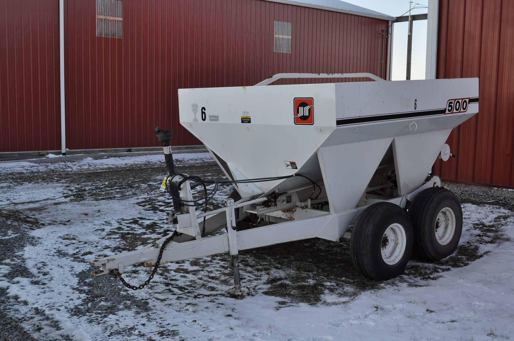 Wilmar 500 fertilizer spreader, TA, PTO pump, 12.5L15 tires.