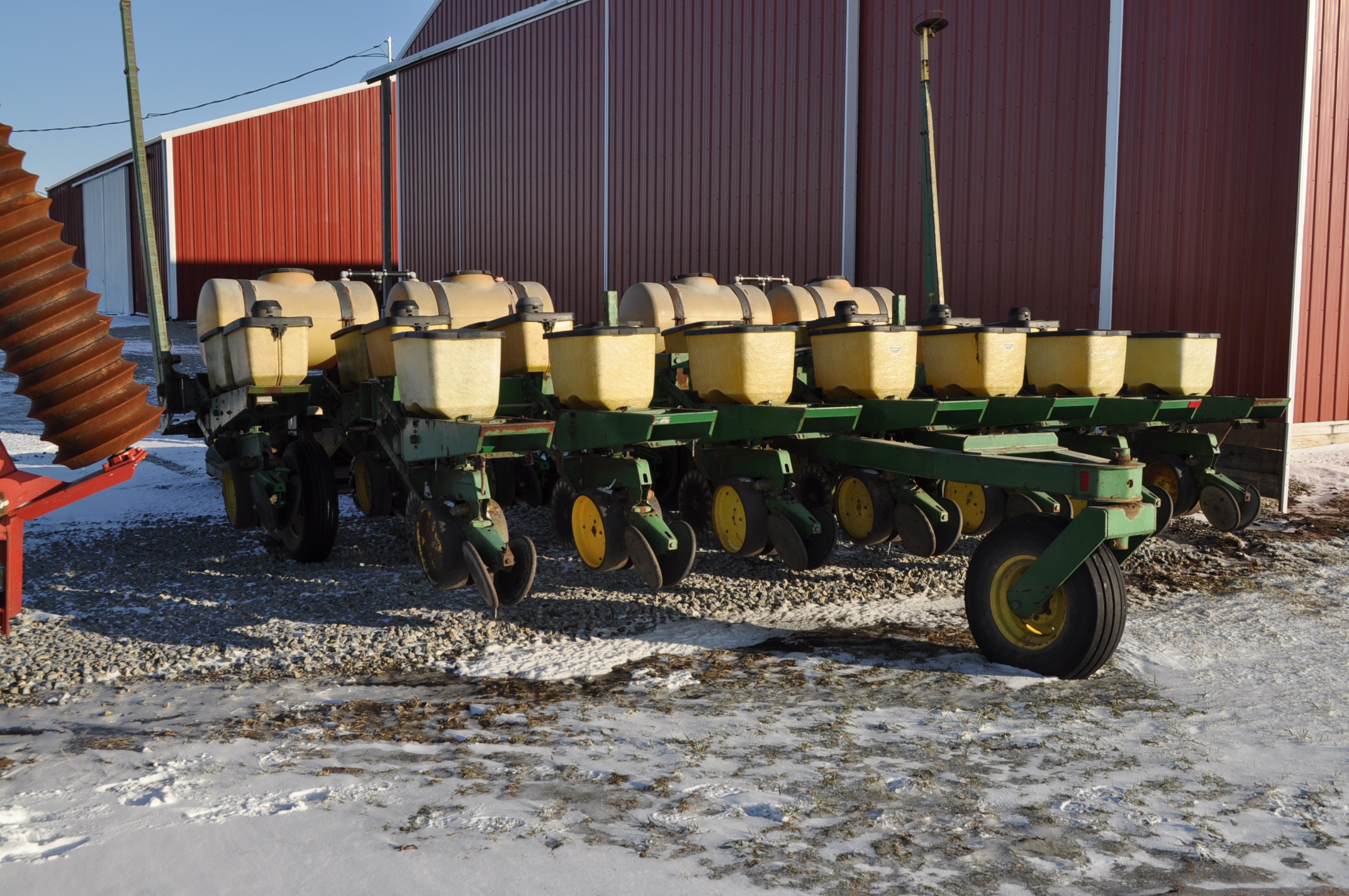 John Deere 7000, 8/15 splitter planter, monitor, liquid fertilizer, notill coulters, markers, fi