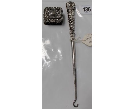 Silver handled button hook together with a small silver foliate embossed snuff box (2)