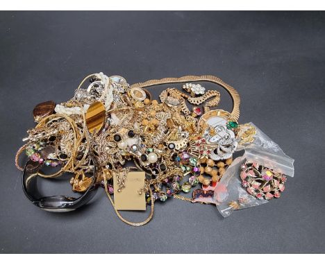 A quantity of costume jewellery. 