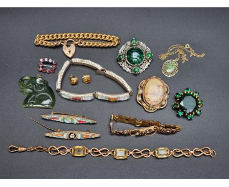 A small quantity of costume jewellery. 