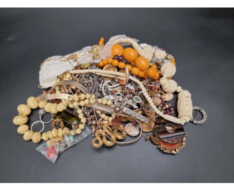 A quantity of costume jewellery. 