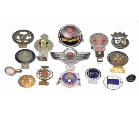 A GROUP OF VARIOUS CAR BADGES to include the Metropolitan Motorcycle & Car Club, Capetown, Automobile Club San Remo, The Brit
