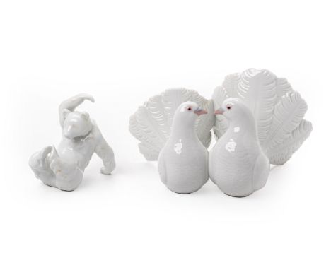 A LLADRO PORCELAIN MODEL OF TWO DOVES
Together with a KLM model of a polar bear
Doves measure 12cm high
Condition: For a cond