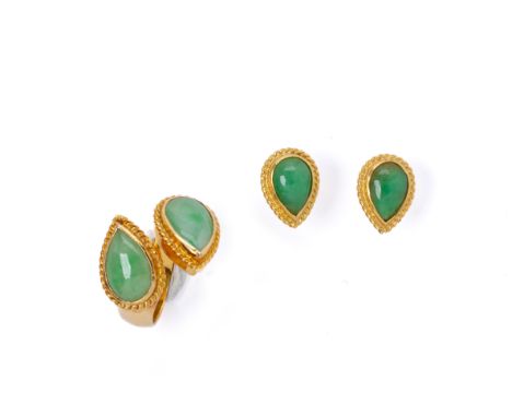 A TOI MOI JADE RING AND EARRING SET
The ring of cross over style with pear shaped cabochon, Chinese character marks to the ba