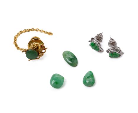 A GROUP OF JADE JEWELLERY
Comprising a pair of stud earrings, a tie pin in the form of a spider, and three loose jade cabocho