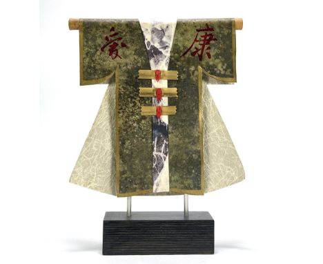 Beeld van een kimono door Berend Jan Birza (1940). Gemengde techniek, lood bewerkt met zuren, emaille en beplakt met papier. 