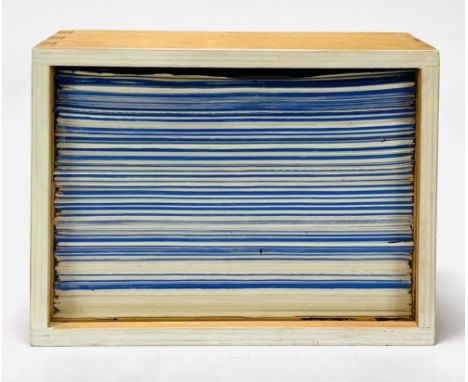 Kunstobject in de vorm van een houten kistje gevuld met wit en blauw papier achter glas door Dave Meijer (1955). Verso gedate