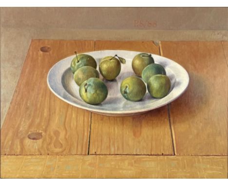 Schilderij van een stilleven van groene pruimen in een schaal, olieverf op paneel, door Piet Sebens (Groningen, 1961). Midden