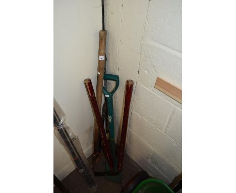 MIXED LOT OF GARDEN TOOLS
