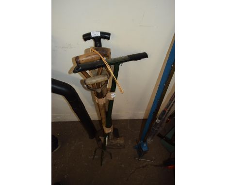MIXED LOT OF GARDEN TOOLS
