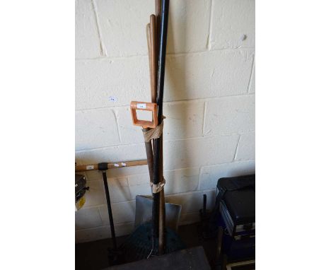 MIXED LOT OF GARDEN TOOLS