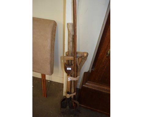 MIXED LOT OF GARDEN TOOLS