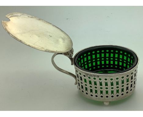 Silver mustard pot with green glass liner, Chester 1907, 30.8gms silver weight. 