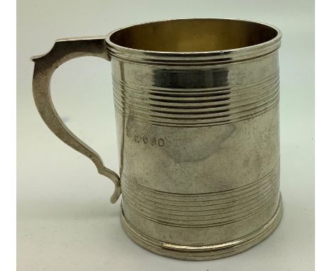 A silver mug, London 1833, maker Richard Pearce and George Burrows. 127.5gms. 7.5cms h. 