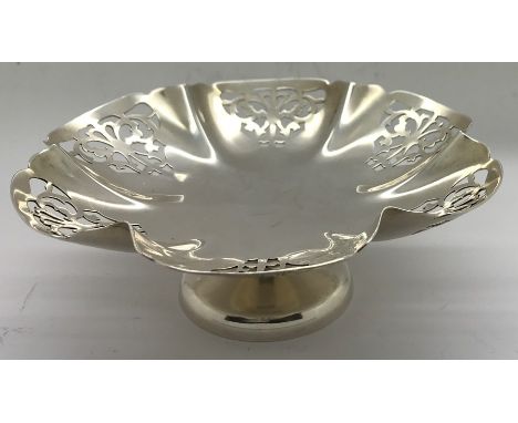 An Edward Viner, Sheffield 1951 silver pierced dish on stand, 15cms d. 121.9gms.