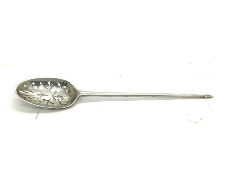 An 18thC silver mote spoon possibly by William Sheen. 13.5cms l, 9.5gms. 