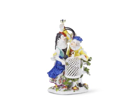 Très rare groupe en porcelaine de Meissen représentant un couple d'amoureux avec une volière, circa 1745A very rare Meissen g