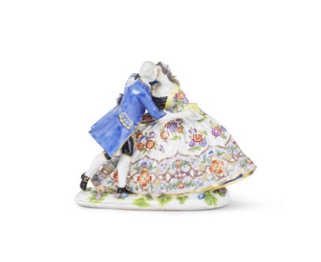 Groupe 'crinoline' en porcelaine de Meissen d'un couple d'amoureux s'embrassant, XIXe siècleA Meissen crinoline group of love