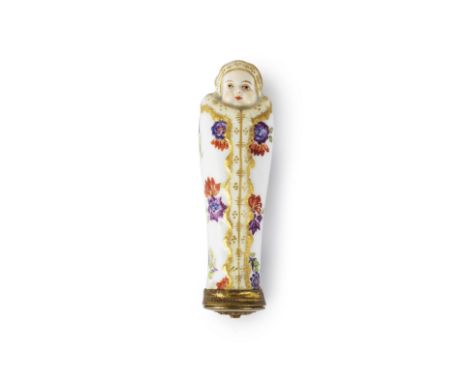 Étui à aiguilles en forme d'enfant dans ses langes (Wickelkind) en porcelaine de Meissen, monture en metal doré, circa 1750A 