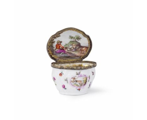 Tabatière en porcelaine de Meissen, monture en argent doré, circa 1740-50, la décoration du XIXe siècleA silver-gilt-mounted 