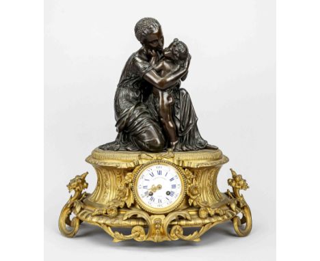 Bronze Pendule Frau mit Kind, auf dem Zifferblatt bez. '' Luquiens Sc de Gros ma Lyon'', 2.H.19.Jh., der Sockel vergoldet und